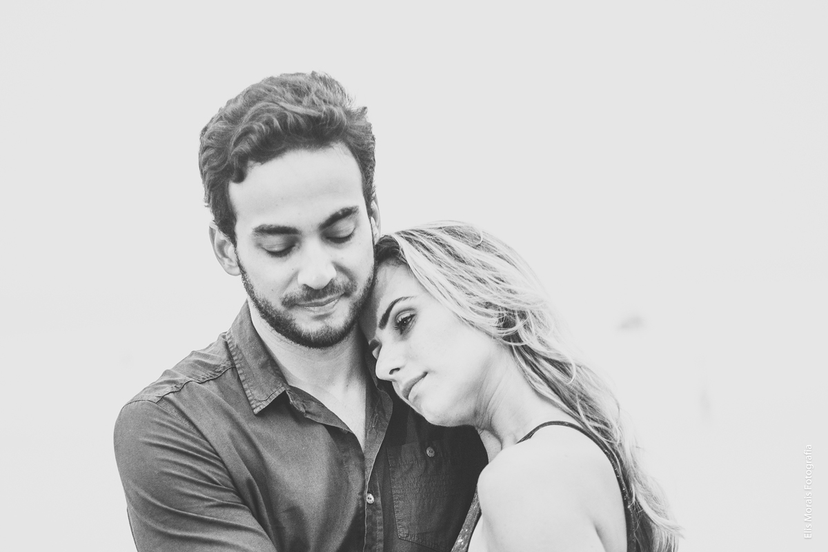 Ensaio Fotográfico Casal Pré-Wedding em Arraial do Cabo na Praia Grande