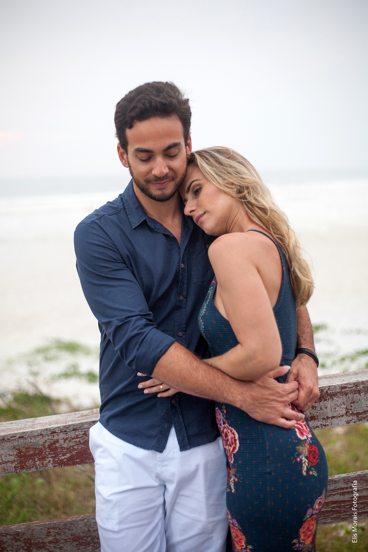 Ensaio Fotográfico Casal Pré-Wedding em Arraial do Cabo na Praia Grande