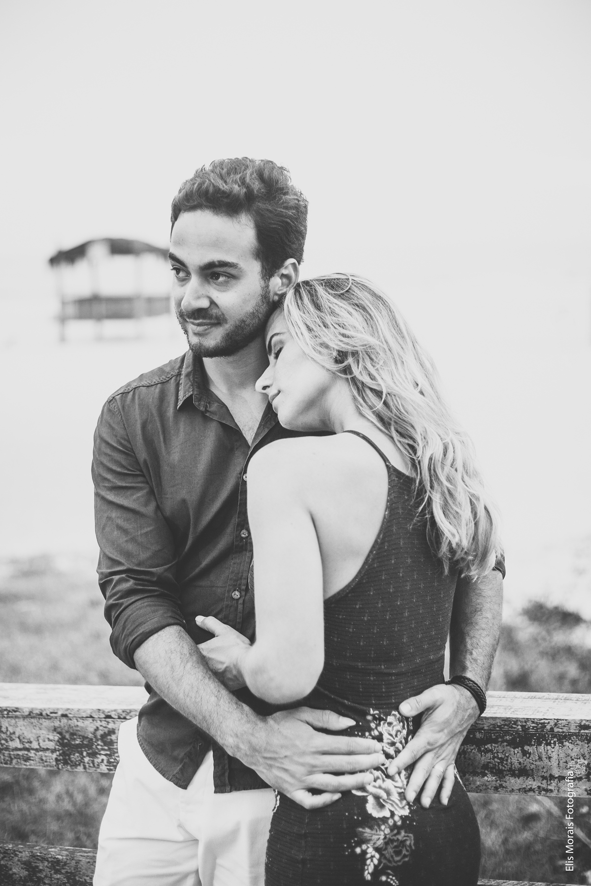 Ensaio Fotográfico Casal Pré-Wedding em Arraial do Cabo na Praia Grande