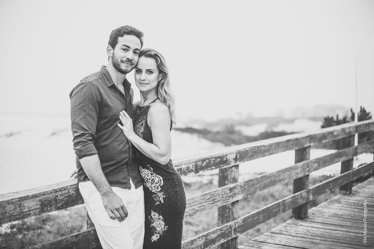 Ensaio Fotográfico Casal Pré-Wedding em Arraial do Cabo na Praia Grande