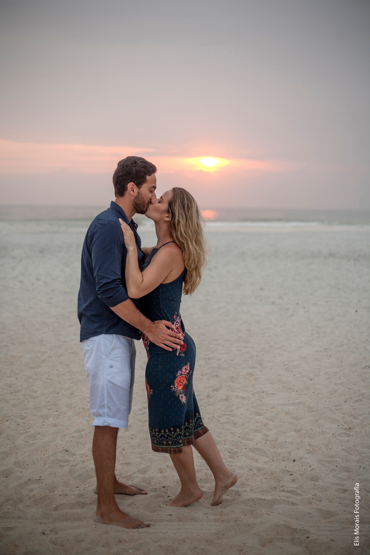 Ensaio Fotográfico Casal Pré-Wedding em Arraial do Cabo na Praia Grande