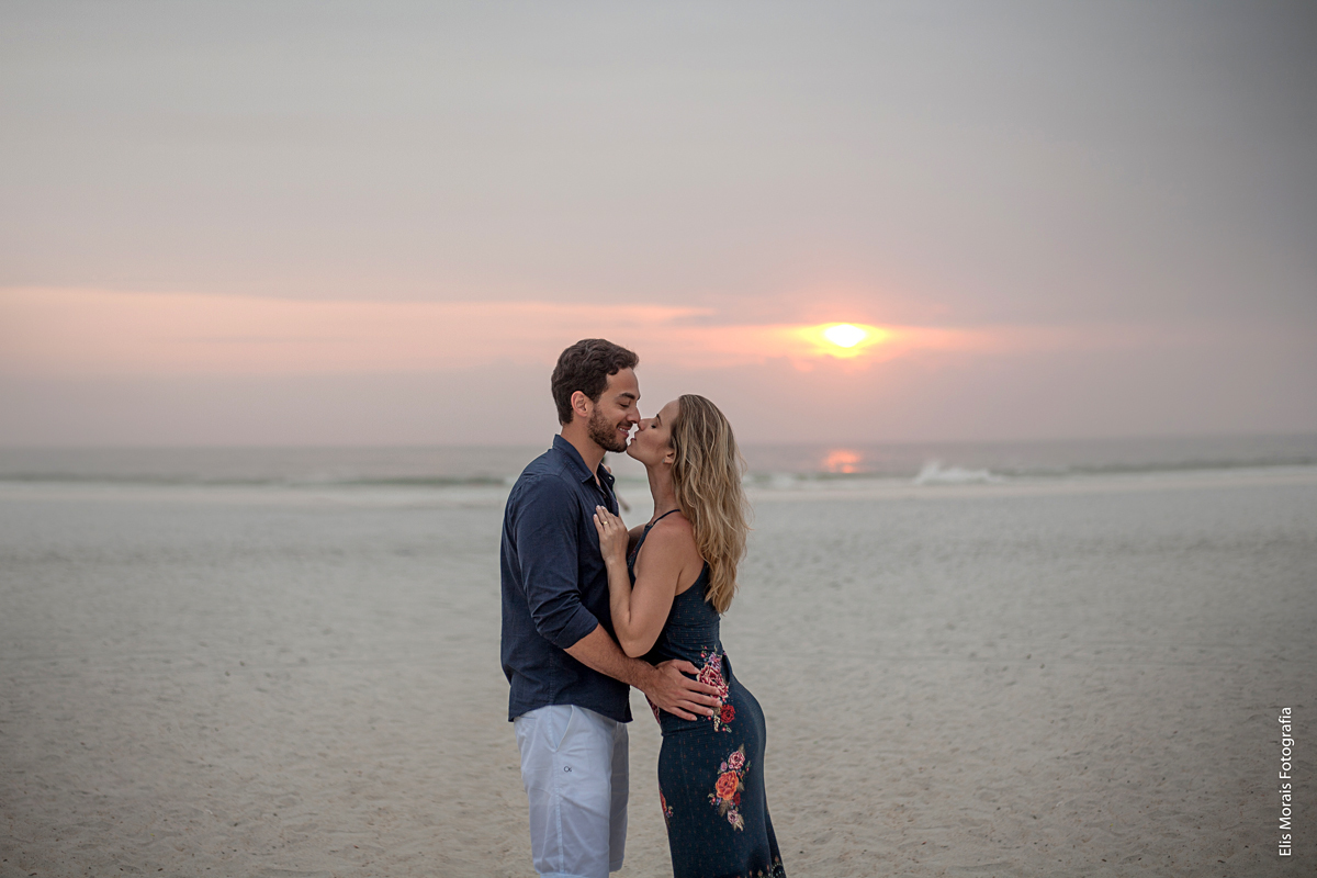Ensaio Fotográfico Casal Pré-Wedding em Arraial do Cabo na Praia Grande