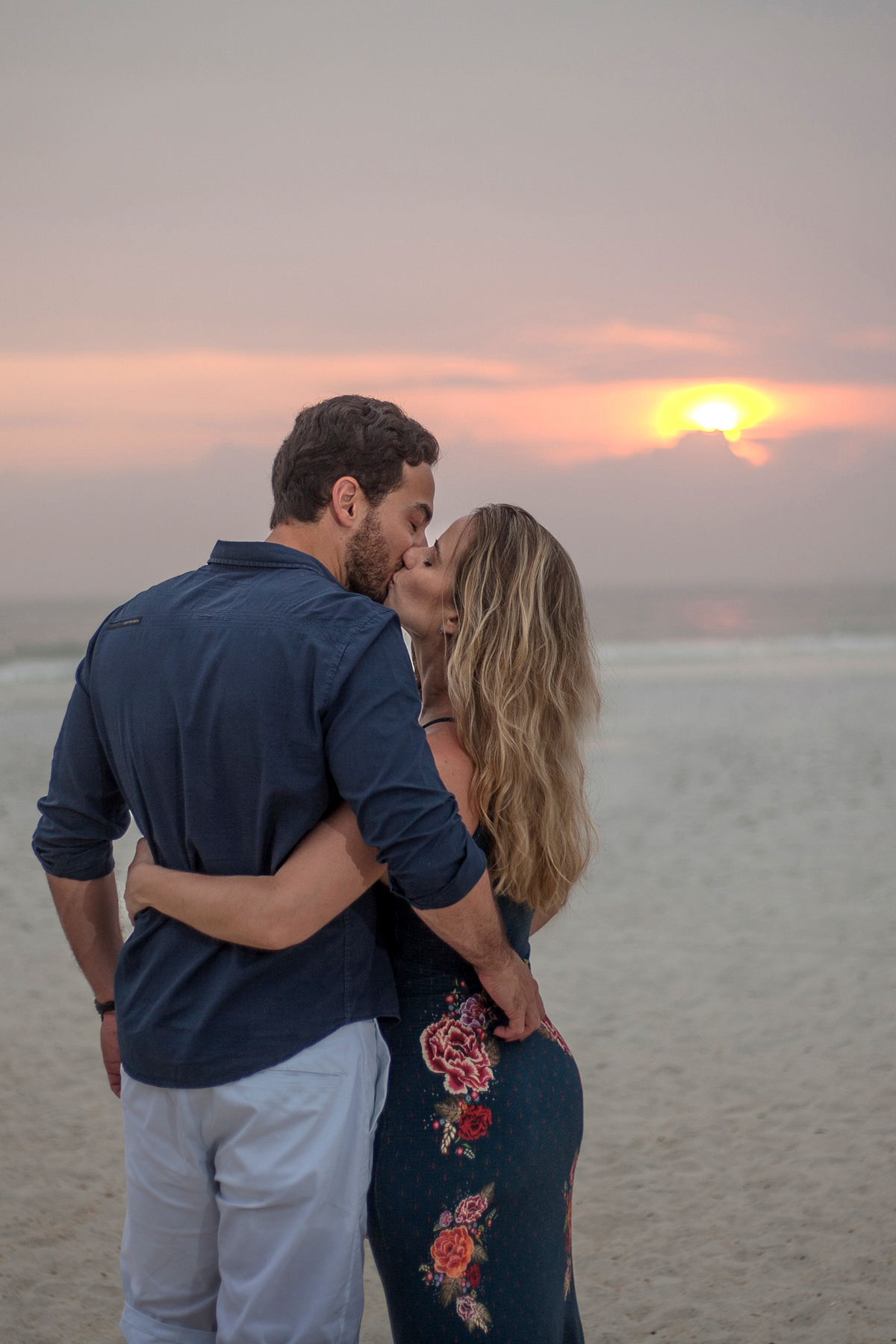 Ensaio Fotográfico Casal Pré-Wedding em Arraial do Cabo na Praia Grande