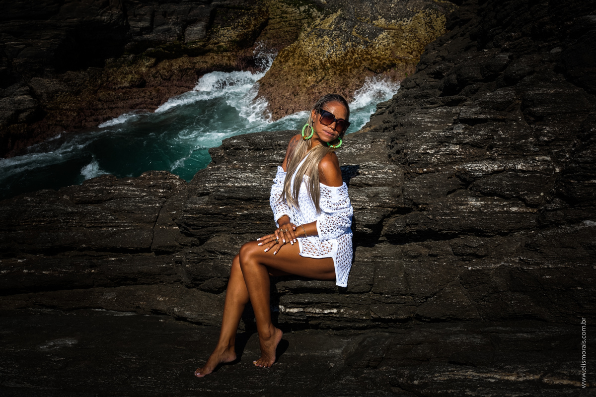 foto da Carla, ensaio fotográfico feminino, vestindo saída de praia branca, ensaio realizado na Ponta da Lagoinha pela fotografa profissional Elis Morais em Búzios - RJ