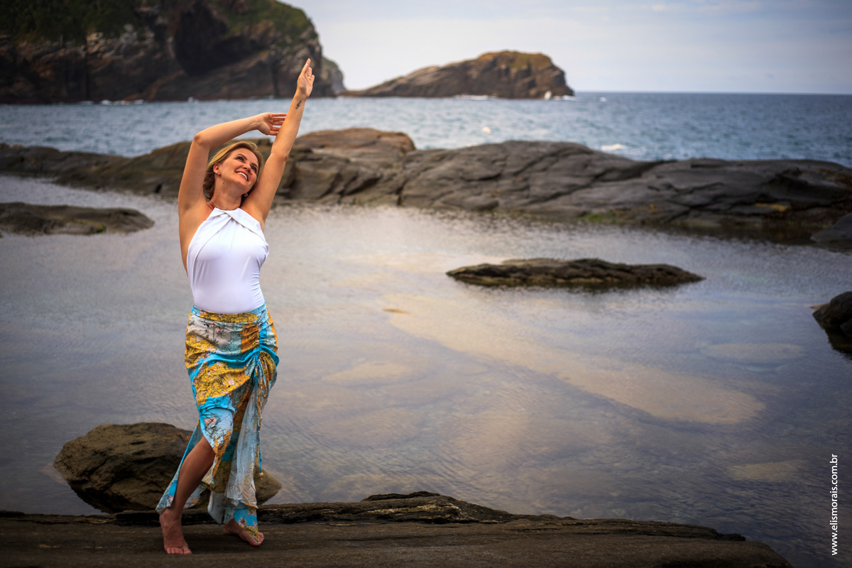 Ensaio fotográfico feminino da Vanessa em Búzios - RJ. Realizado na ponta da Lagoinha pela fotografa Elis Morais, fotógrafa profissional em Búzios e Arraial do cabo - RJ
