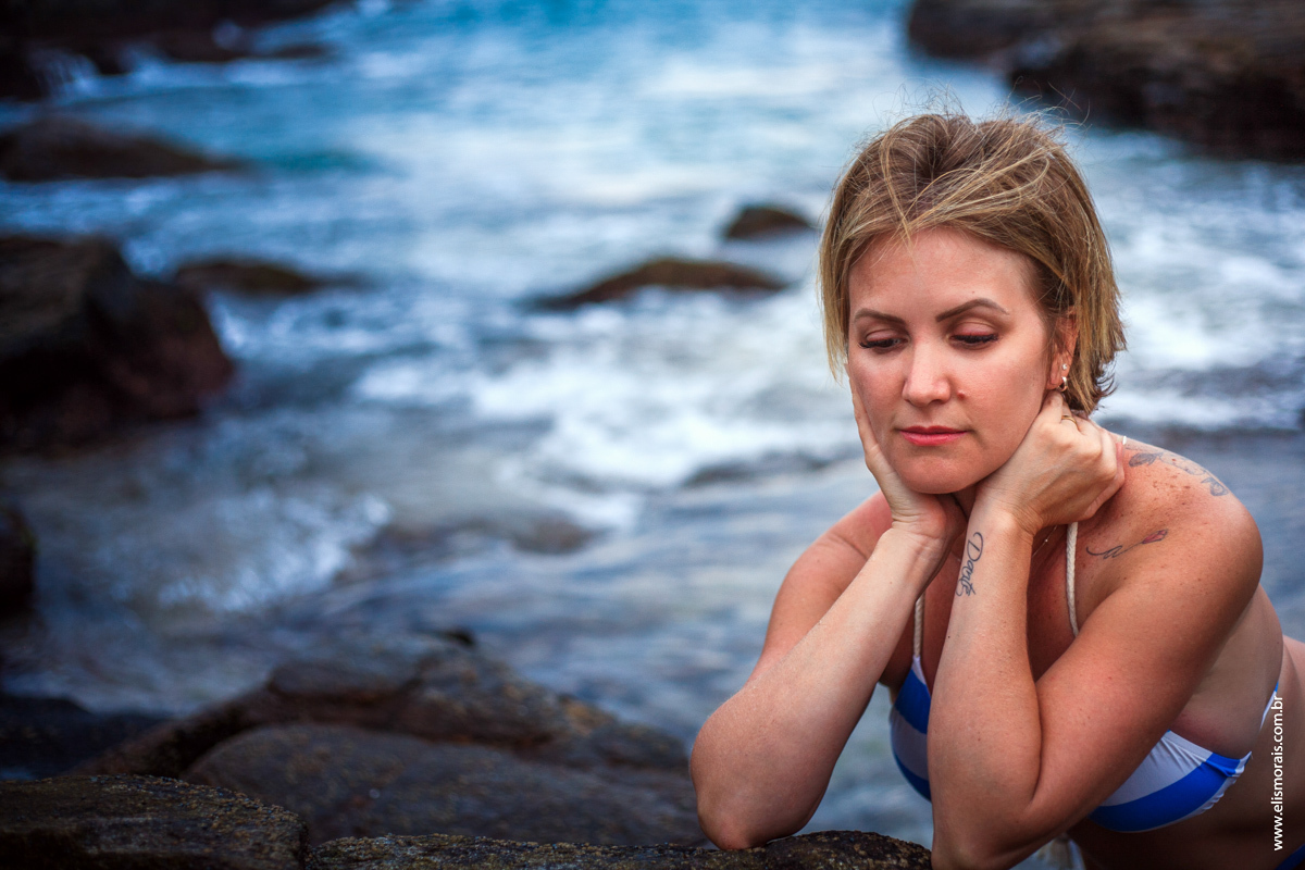 Ensaio fotográfico feminino da Vanessa em Búzios - RJ. Realizado na ponta da Lagoinha pela fotografa Elis Morais, fotógrafa profissional em Búzios e Arraial do cabo - RJ