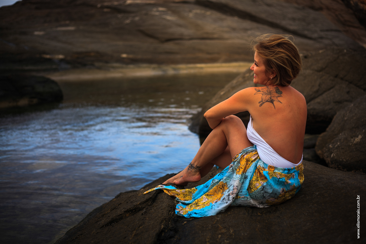 Ensaio fotográfico feminino da Vanessa em Búzios - RJ. Realizado na ponta da Lagoinha pela fotografa Elis Morais, fotógrafa profissional em Búzios e Arraial do cabo - RJ