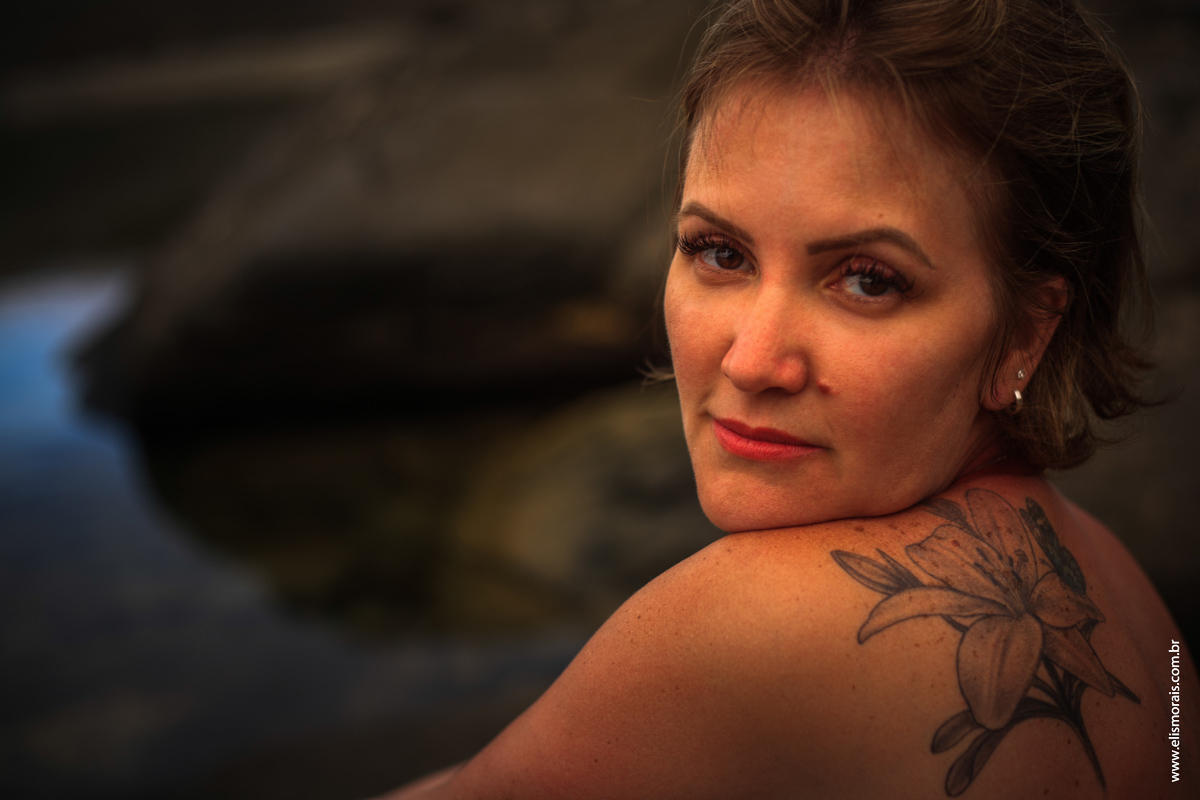 Ensaio fotográfico feminino da Vanessa em Búzios - RJ. Realizado na ponta da Lagoinha pela fotografa Elis Morais, fotógrafa profissional em Búzios e Arraial do cabo - RJ