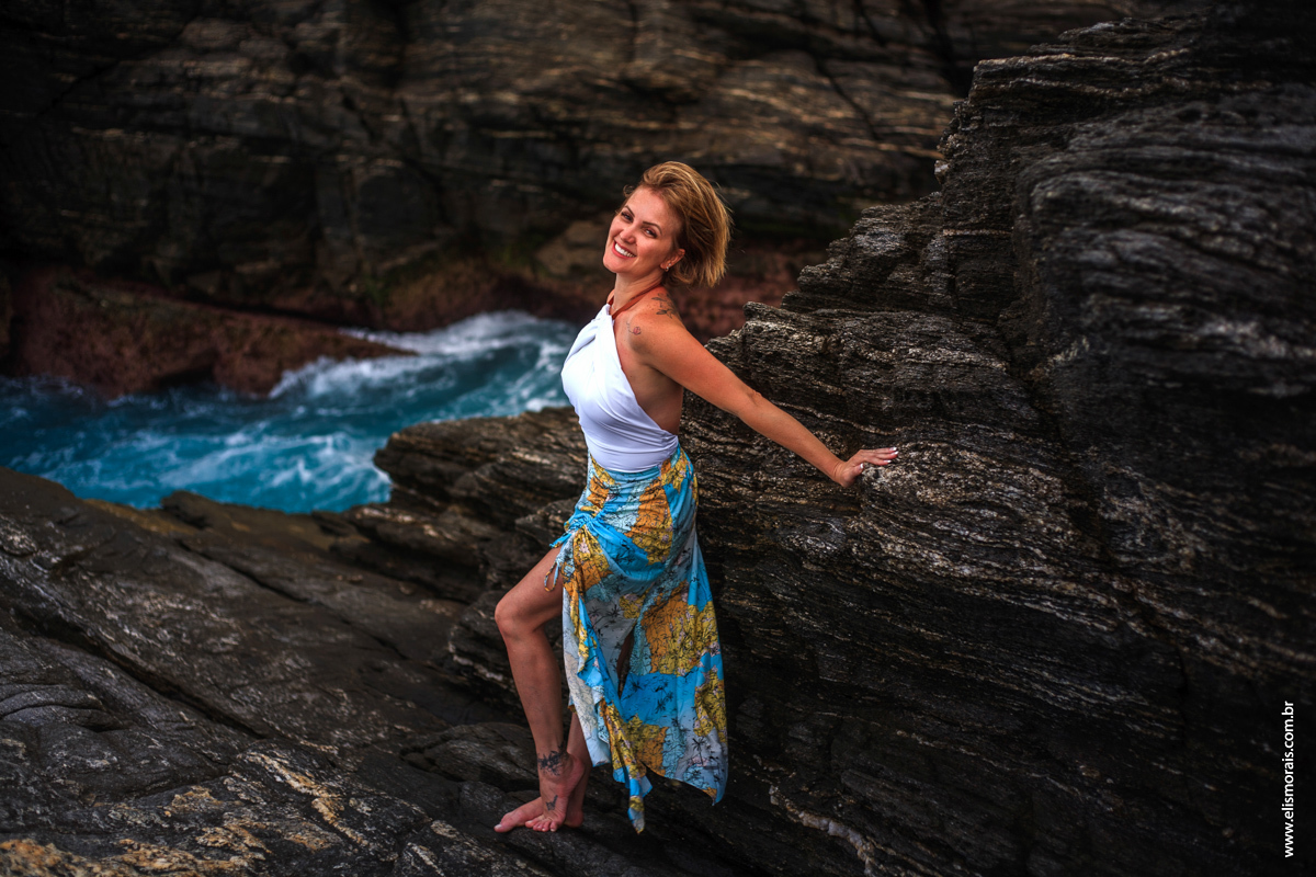 Ensaio fotográfico feminino da Vanessa em Búzios - RJ. Realizado na ponta da Lagoinha pela fotografa Elis Morais, fotógrafa profissional em Búzios e Arraial do cabo - RJ