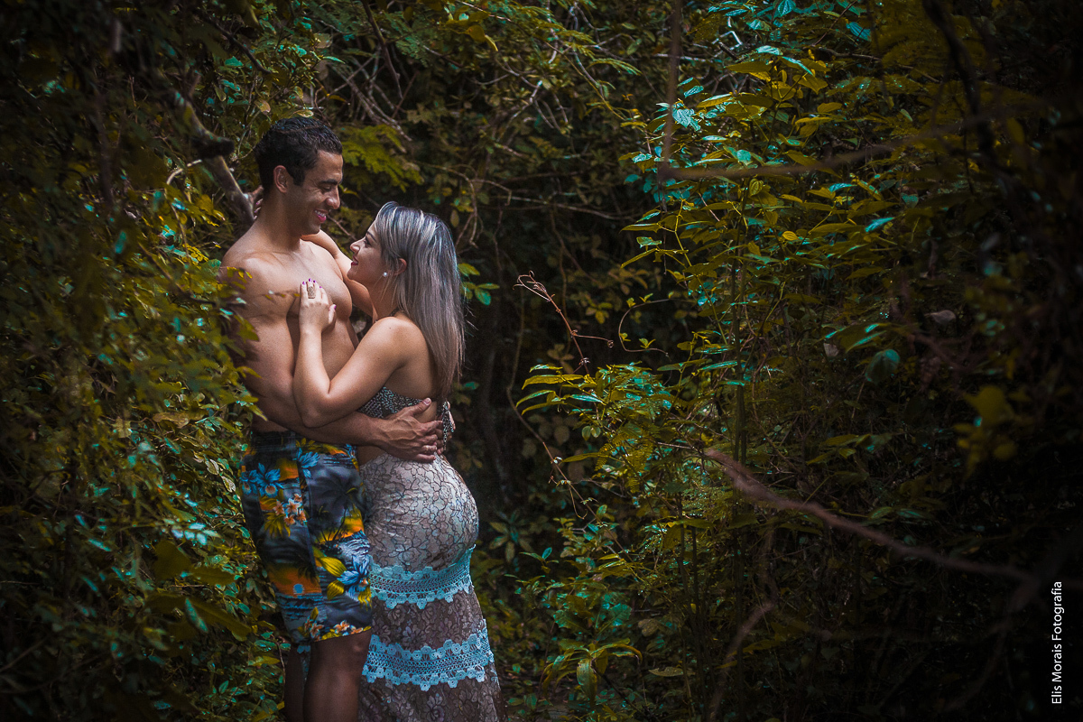 Ensaio fotográfico de casal pré wedding na praia do Pontal do Atalaia em Arraial do Cabo - RJ fotografado pela fotografa Elis Morais Fotografia