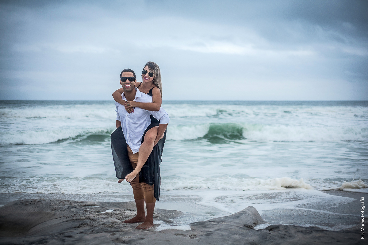 Ensaio fotográfico de casal pré wedding na Praia Grande em Arraial do Cabo - RJ. Fotografado pela fotografa Elis Morais Fotografia