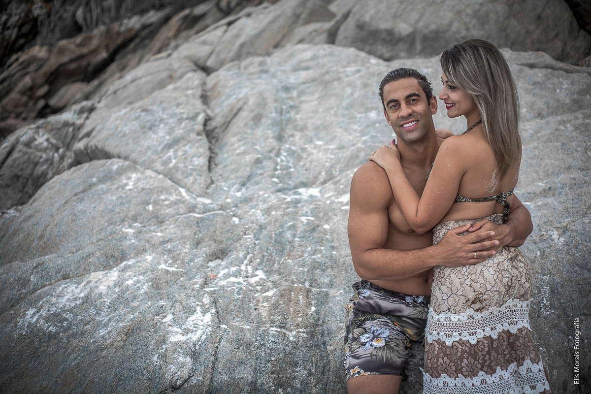 Ensaio fotográfico de casal pré wedding na praia do Pontal do Atalaia em Arraial do Cabo - RJ fotografado pela fotografa Elis Morais Fotografia