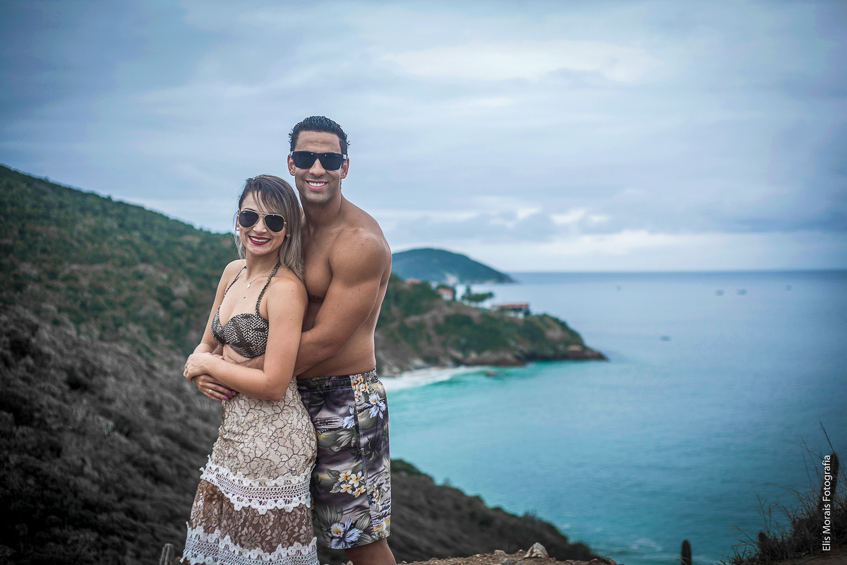 Ensaio fotográfico de casal pré wedding na praia do Pontal do Atalaia em Arraial do Cabo - RJ fotografado pela fotografa Elis Morais Fotografia