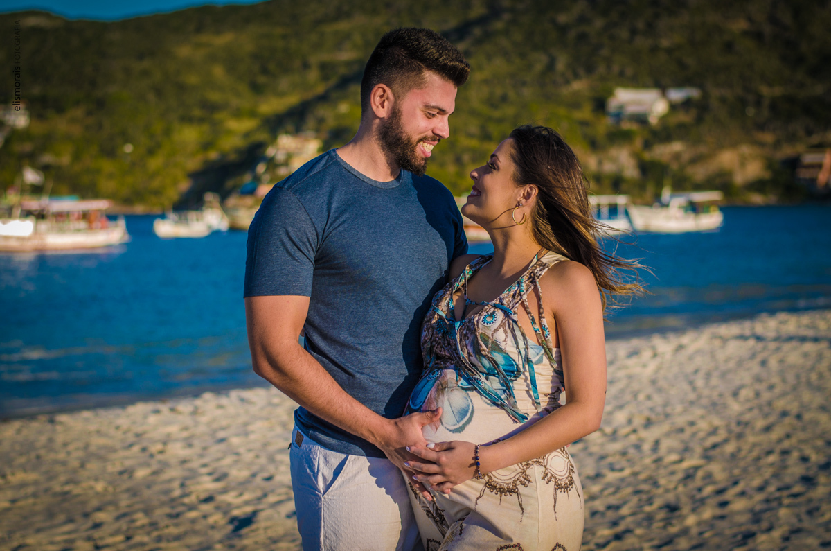 Ensaio fotográfico gestante de Felipe e Thais realizado na Praia dos Anjos e Praia Grande em Arraial do Cabo - RJ pela fotógrafa Elis Morais Fotografia, fotógrafa em Búzios e Arraial do Cabo - RJ