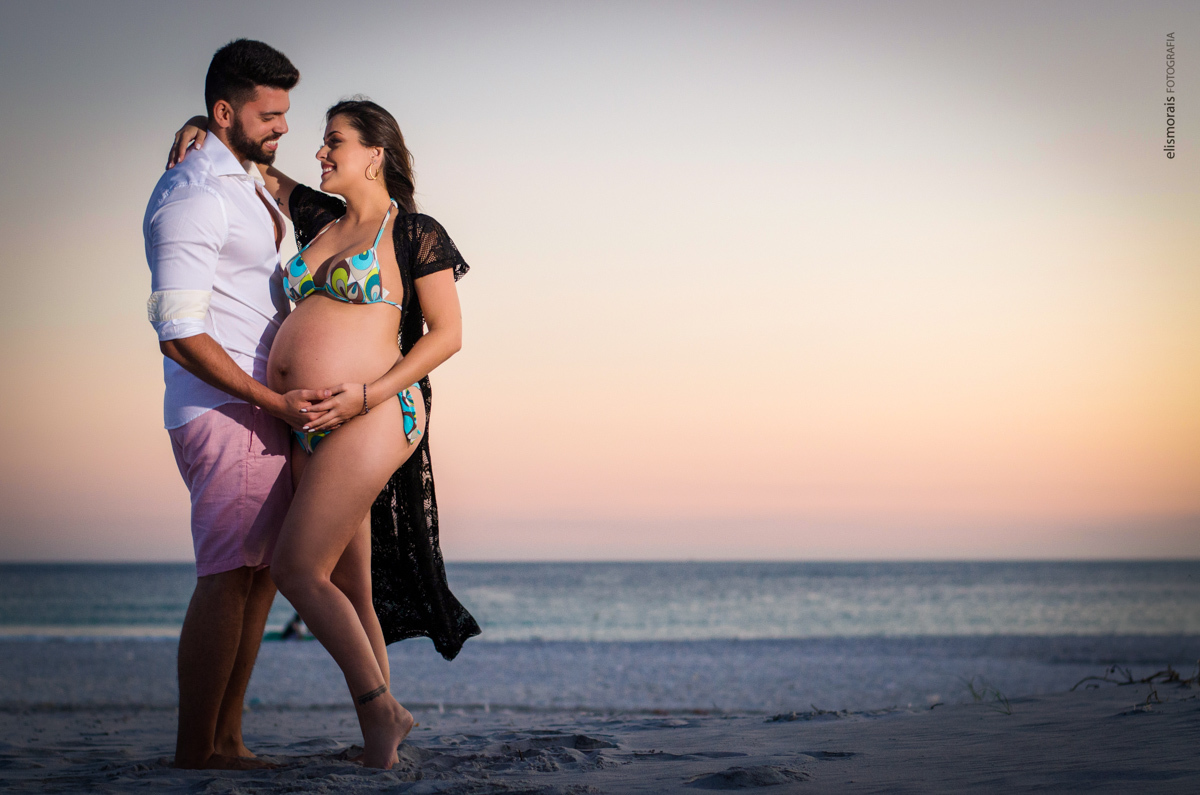 Fotos ao por do sol na Praia Grande do ensaio fotográfico gestante de Felipe e Thais realizado na Praia dos Anjos e Praia Grande em Arraial do Cabo - RJ pela fotógrafa Elis Morais Fotografia, fotógrafa em Búzios e Arraial do Cabo - RJ