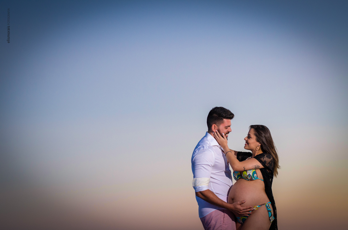 Fotos ao por do sol na Praia Grande do ensaio fotográfico gestante de Felipe e Thais realizado na Praia dos Anjos e Praia Grande em Arraial do Cabo - RJ pela fotógrafa Elis Morais Fotografia, fotógrafa em Búzios e Arraial do Cabo - RJ