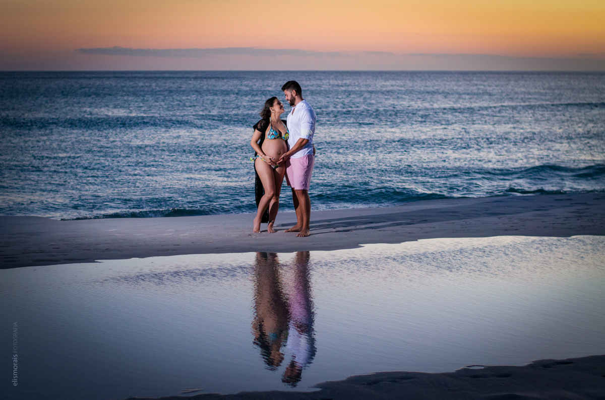 Fotos ao por do sol na Praia Grande do ensaio fotográfico gestante de Felipe e Thais realizado na Praia dos Anjos e Praia Grande em Arraial do Cabo - RJ pela fotógrafa Elis Morais Fotografia, fotógrafa em Búzios e Arraial do Cabo - RJ