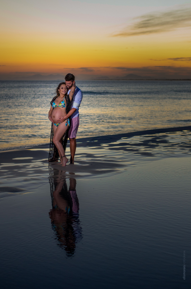 Fotos ao por do sol na Praia Grande do ensaio fotográfico gestante de Felipe e Thais realizado na Praia dos Anjos e Praia Grande em Arraial do Cabo - RJ pela fotógrafa Elis Morais Fotografia, fotógrafa em Búzios e Arraial do Cabo - RJ