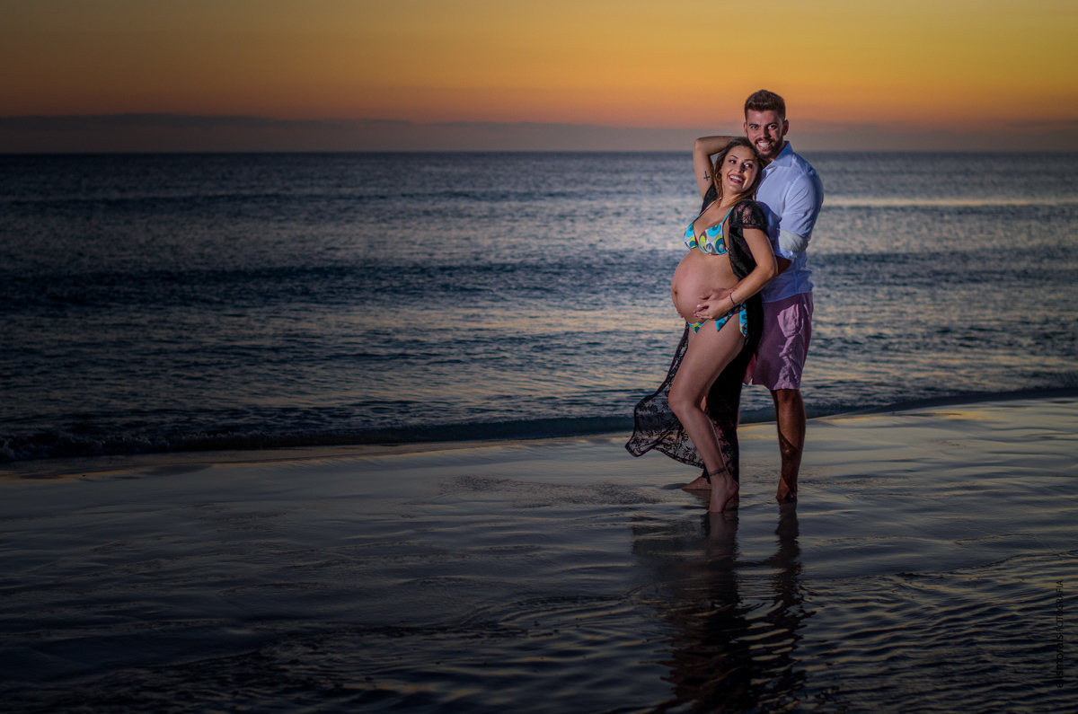 Fotos ao por do sol na Praia Grande do ensaio fotográfico gestante de Felipe e Thais realizado na Praia dos Anjos e Praia Grande em Arraial do Cabo - RJ pela fotógrafa Elis Morais Fotografia, fotógrafa em Búzios e Arraial do Cabo - RJ