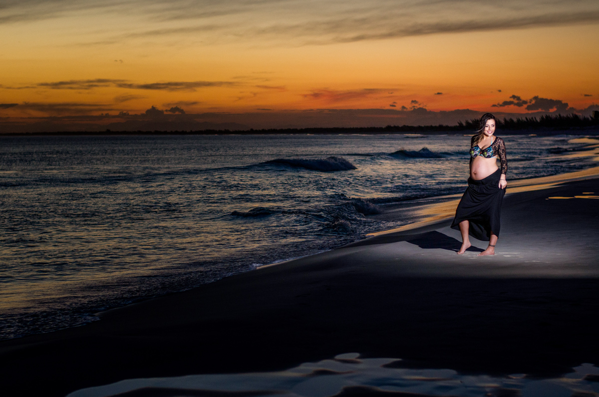 Fotos ao por do sol na Praia Grande do ensaio fotográfico gestante de Felipe e Thais realizado na Praia dos Anjos e Praia Grande em Arraial do Cabo - RJ pela fotógrafa Elis Morais Fotografia, fotógrafa em Búzios e Arraial do Cabo - RJ
