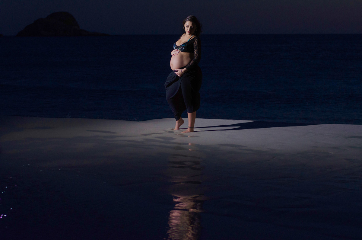 Fotos ao por do sol na Praia Grande do ensaio fotográfico gestante de Felipe e Thais realizado na Praia dos Anjos e Praia Grande em Arraial do Cabo - RJ pela fotógrafa Elis Morais Fotografia, fotógrafa em Búzios e Arraial do Cabo - RJ