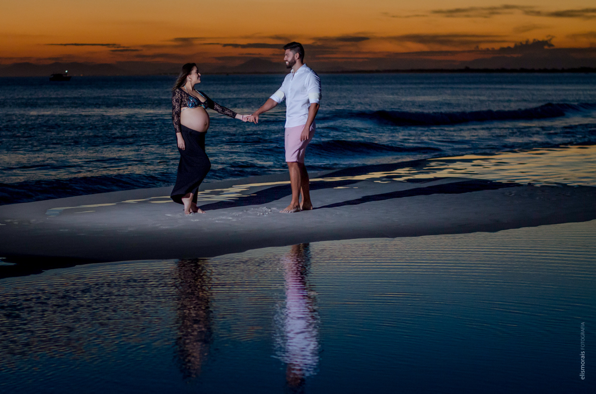 Fotos ao por do sol na Praia Grande do ensaio fotográfico gestante de Felipe e Thais realizado na Praia dos Anjos e Praia Grande em Arraial do Cabo - RJ pela fotógrafa Elis Morais Fotografia, fotógrafa em Búzios e Arraial do Cabo - RJ