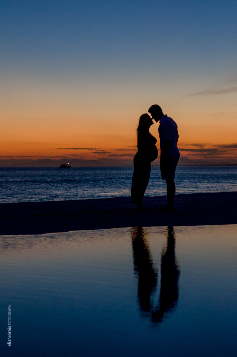 Fotos ao por do sol na Praia Grande do ensaio fotográfico gestante de Felipe e Thais realizado na Praia dos Anjos e Praia Grande em Arraial do Cabo - RJ pela fotógrafa Elis Morais Fotografia, fotógrafa em Búzios e Arraial do Cabo - RJ