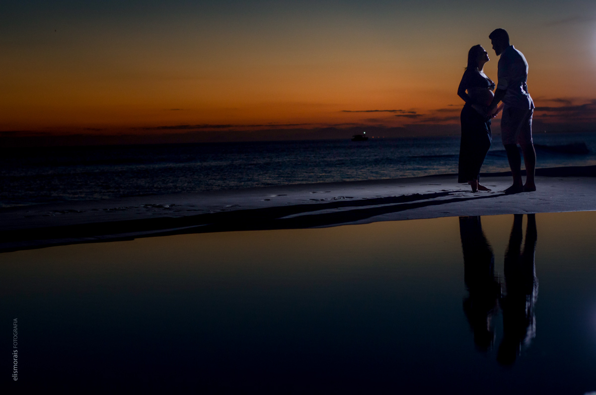Fotos ao por do sol na Praia Grande do ensaio fotográfico gestante de Felipe e Thais realizado na Praia dos Anjos e Praia Grande em Arraial do Cabo - RJ pela fotógrafa Elis Morais Fotografia, fotógrafa em Búzios e Arraial do Cabo - RJ