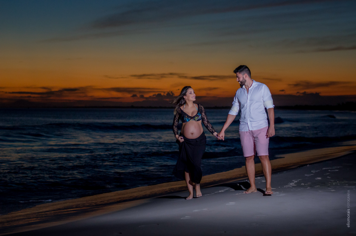 Fotos ao por do sol na Praia Grande do ensaio fotográfico gestante de Felipe e Thais realizado na Praia dos Anjos e Praia Grande em Arraial do Cabo - RJ pela fotógrafa Elis Morais Fotografia, fotógrafa em Búzios e Arraial do Cabo - RJ