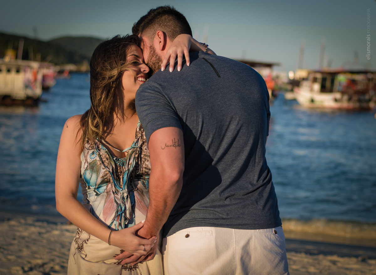 Ensaio fotográfico gestante de Felipe e Thais realizado na Praia dos Anjos e Praia Grande em Arraial do Cabo - RJ pela fotógrafa Elis Morais Fotografia, fotógrafa em Búzios e Arraial do Cabo - RJ