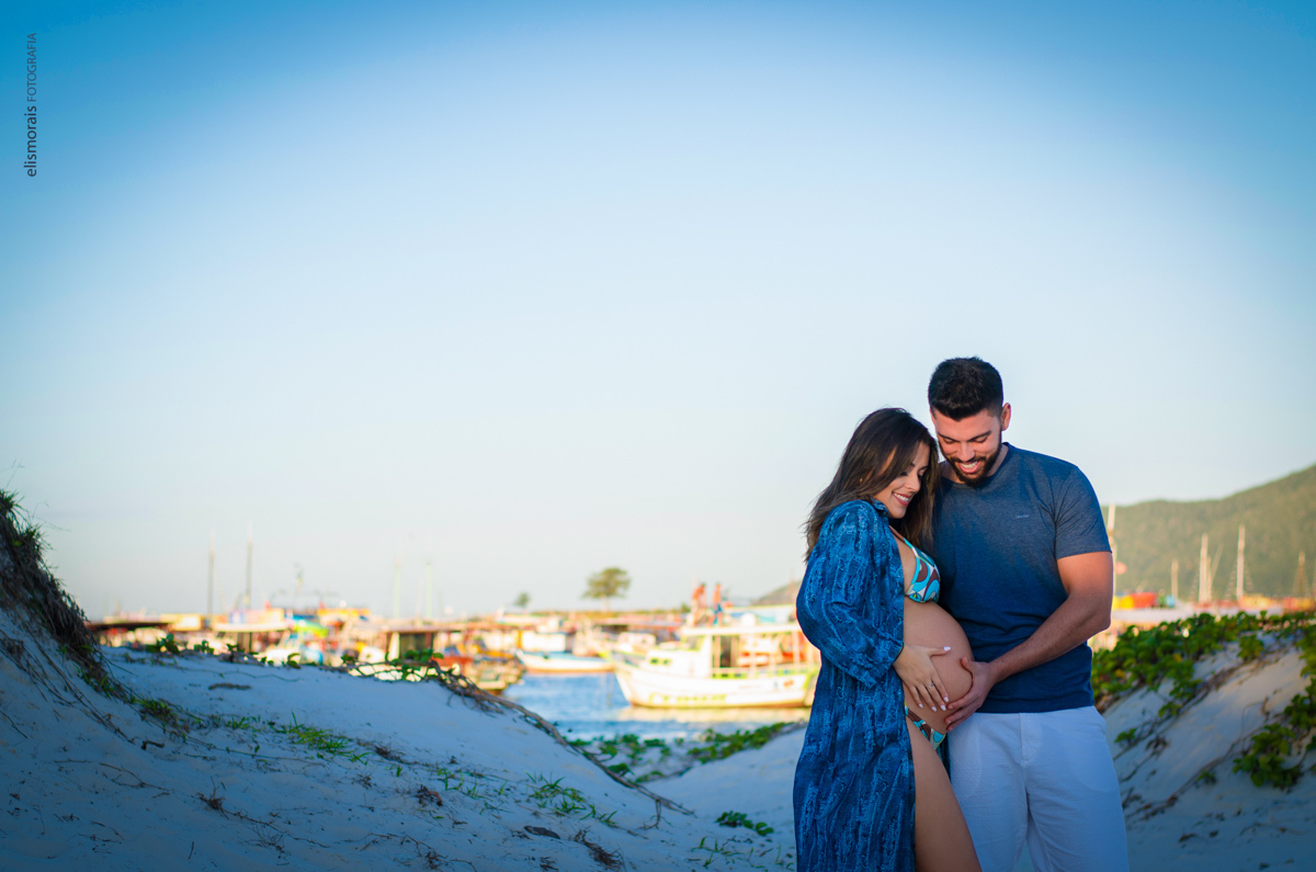 Ensaio fotográfico gestante de Felipe e Thais realizado na Praia dos Anjos e Praia Grande em Arraial do Cabo - RJ pela fotógrafa Elis Morais Fotografia, fotógrafa em Búzios e Arraial do Cabo - RJ