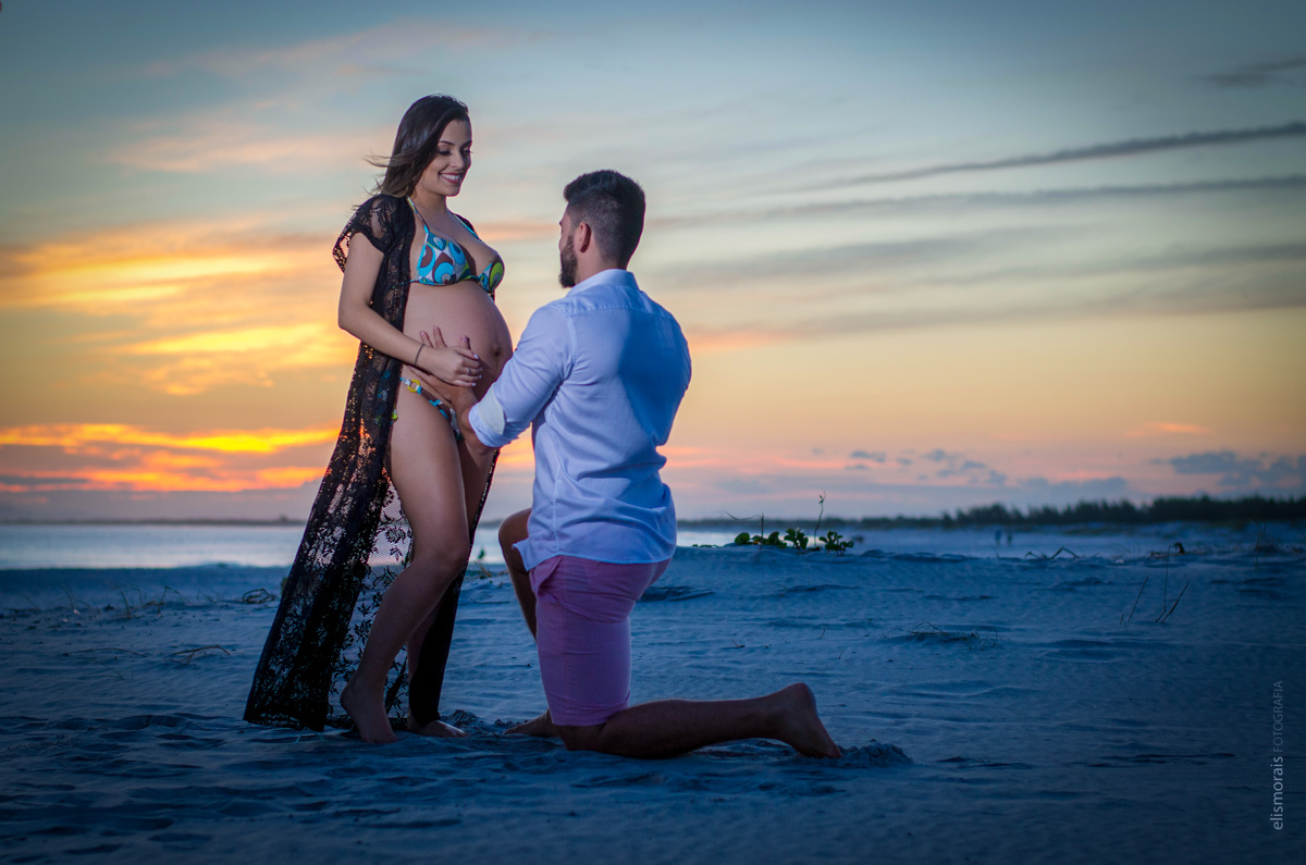 Fotos ao por do sol na Praia Grande do ensaio fotográfico gestante de Felipe e Thais realizado na Praia dos Anjos e Praia Grande em Arraial do Cabo - RJ pela fotógrafa Elis Morais Fotografia, fotógrafa em Búzios e Arraial do Cabo - RJ