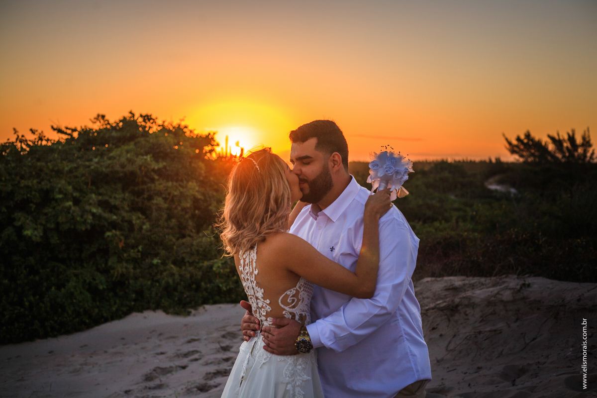 noivos em arraial do cabo na praia grande no rio de janeiro do elopement wedding