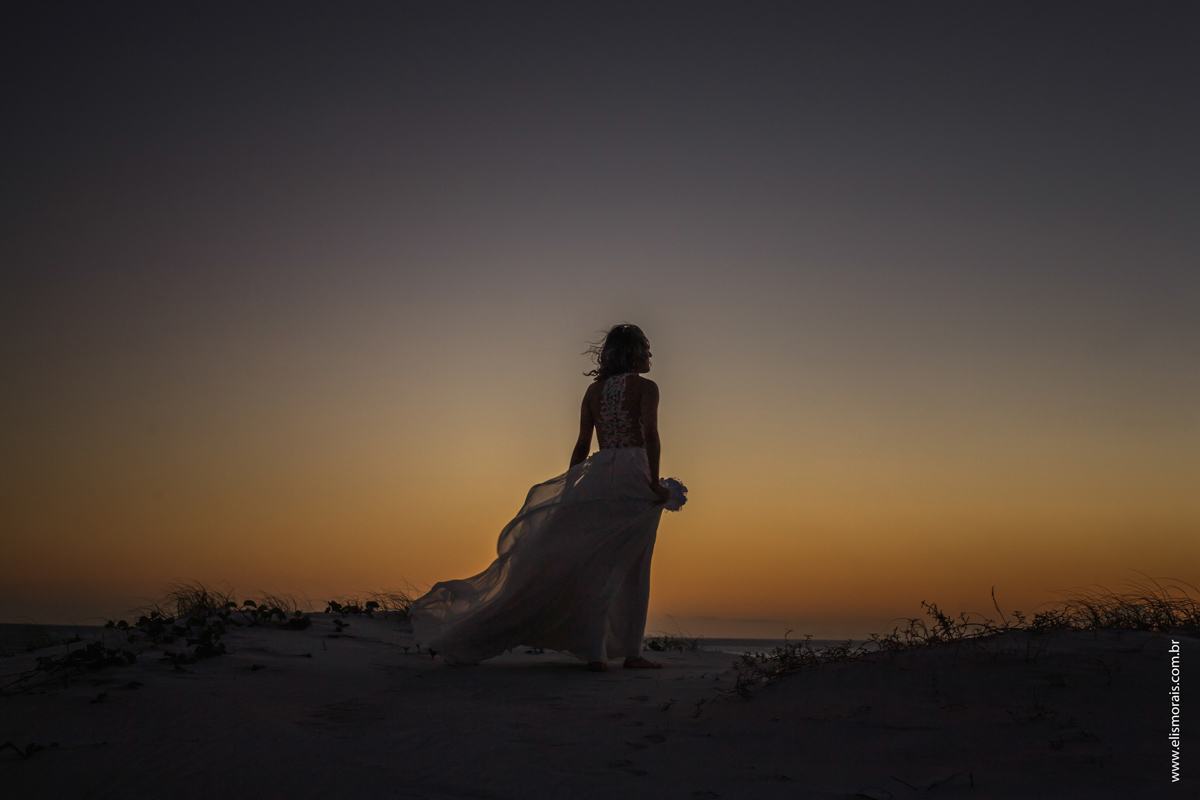 noiva em arraial do cabo na praia grande no rio de janeiro do elopement wedding