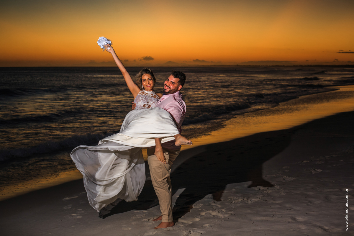 ensaio fotográfico dos noivos em arraial do cabo na praia grande no rio de janeiro do elopement wedding
