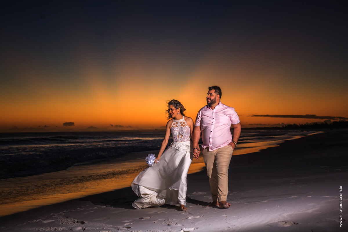 ensaio fotográfico dos noivos em arraial do cabo na praia grande no rio de janeiro do elopement wedding