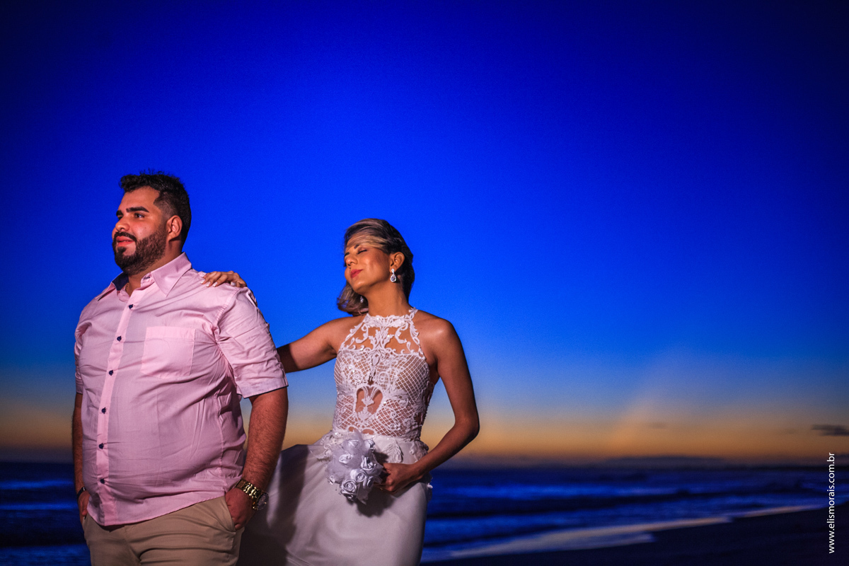 ensaio fotográfico dos noivos em arraial do cabo na praia grande no rio de janeiro do elopement wedding
