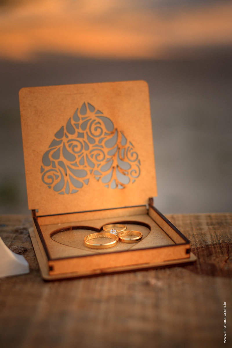 foto da aliança em arraial do cabo na praia grande no rio de janeiro do elopement wedding