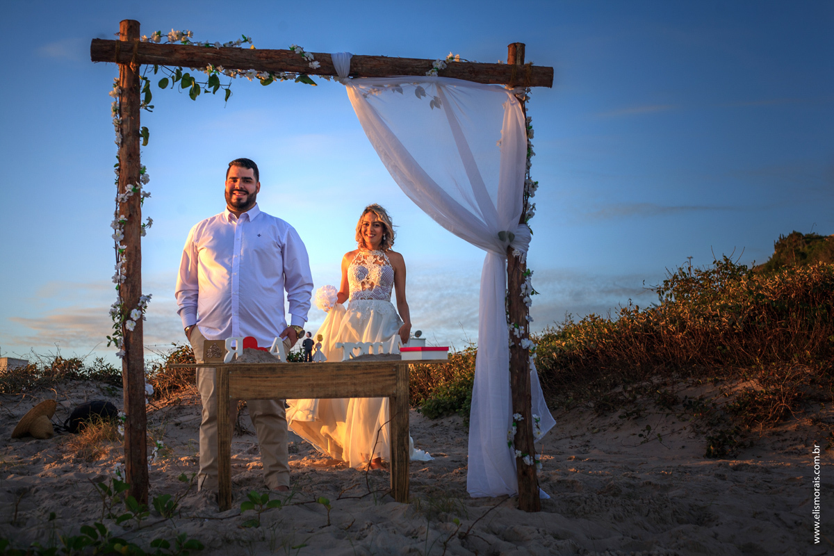 encontro dos noivos em arraial do cabo na praia grande no rio de janeiro do elopement wedding