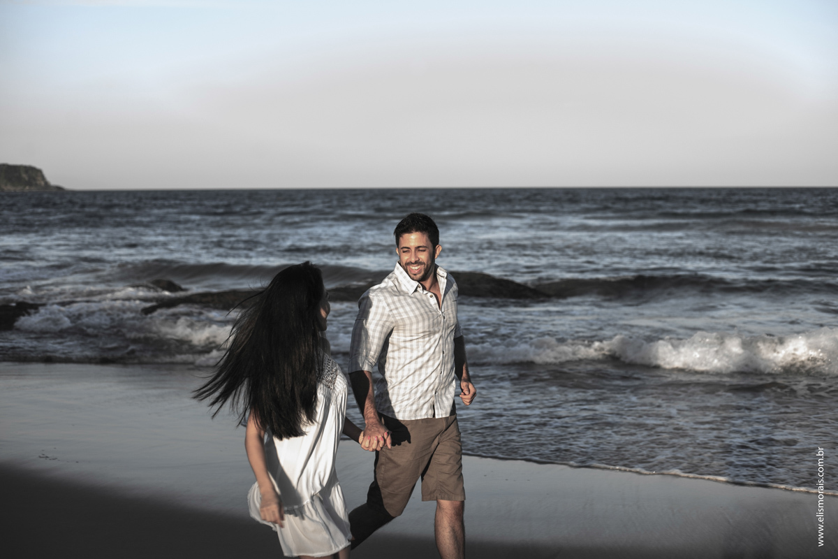 fotografia de casal, amor em buzios, buzios, fotografia de casal, ensaio de casal na praia de tucuns em armação dos buzios rj