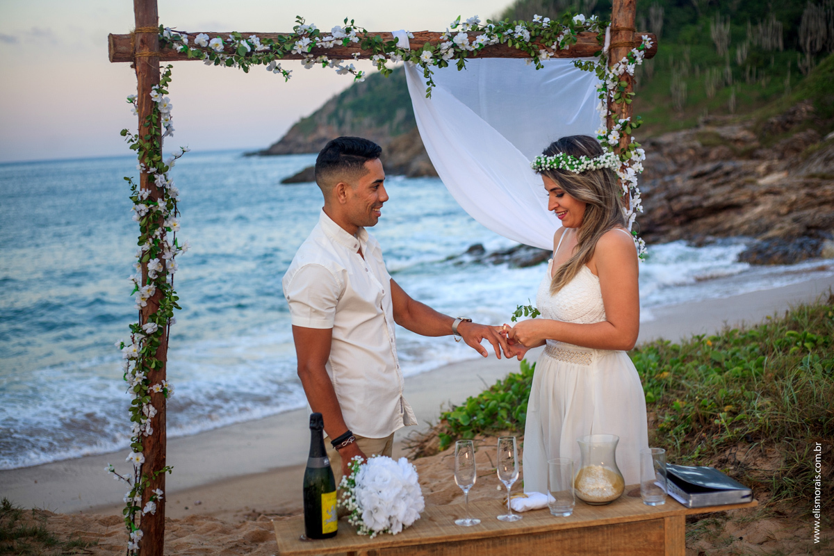 Troca das alianças do elopement wedding em praia de tucuns na cidade de armação dos búzios no rio de janeiro