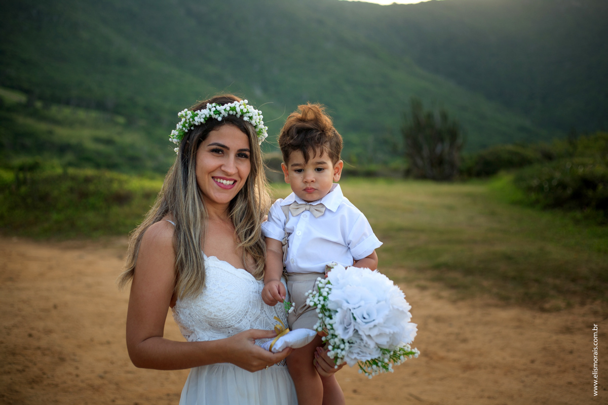 chegada da noiva do elopement wedding em praia de tucuns na cidade de armação dos búzios no rio de janeiro