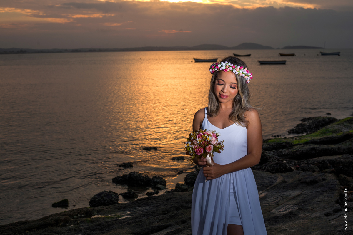noiva em lua de mel com ensaio de casal e por do sol na praia de manguinhos em búzios rj