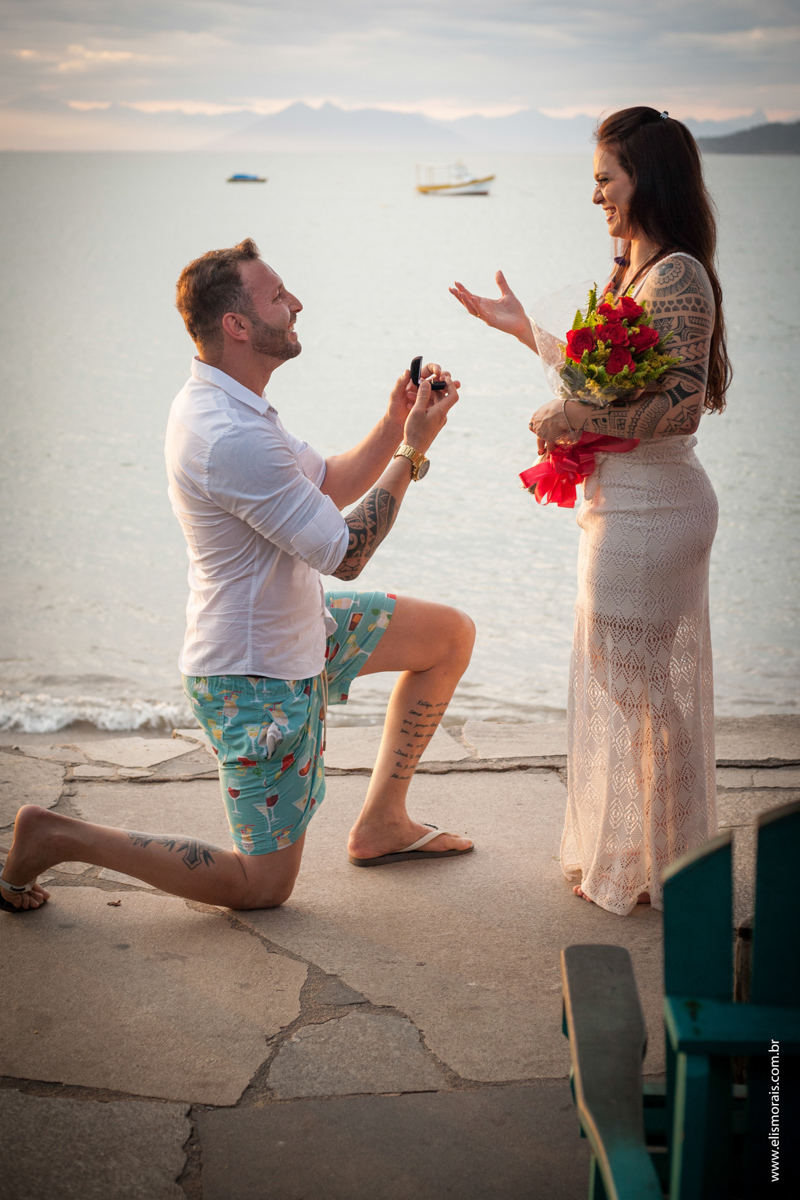 pedido de casamento com ensaio fotográfico no porto da barra em búzios rio de janeiro