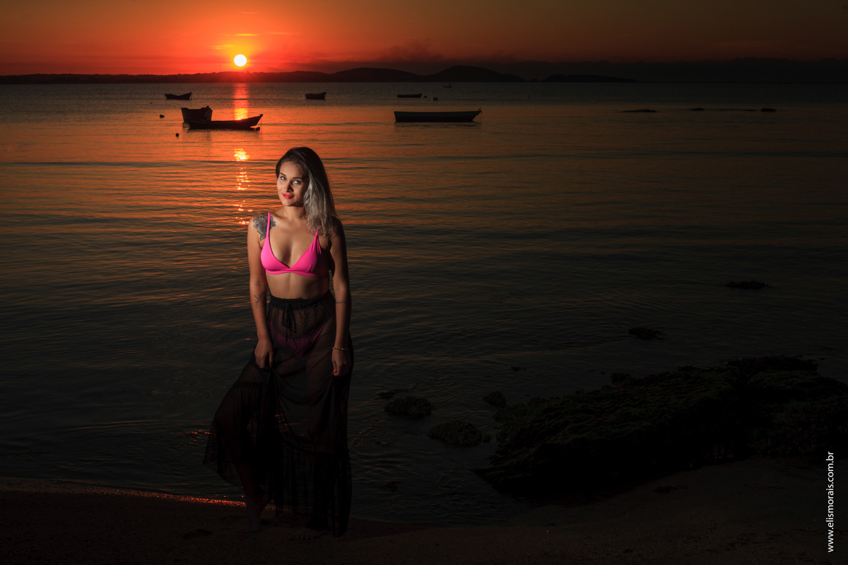 ensaio fotográfico feminino sensual em búzios no pôr do sol da praia de manguinhos