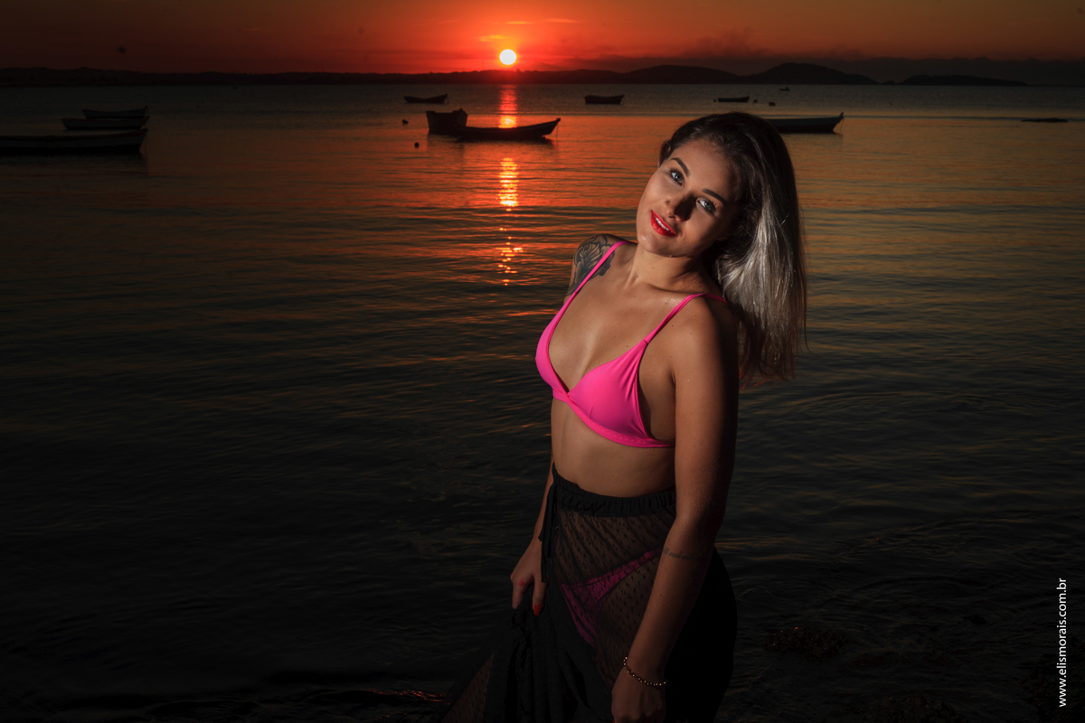 ensaio fotográfico feminino sensual em búzios no pôr do sol da praia de manguinhos