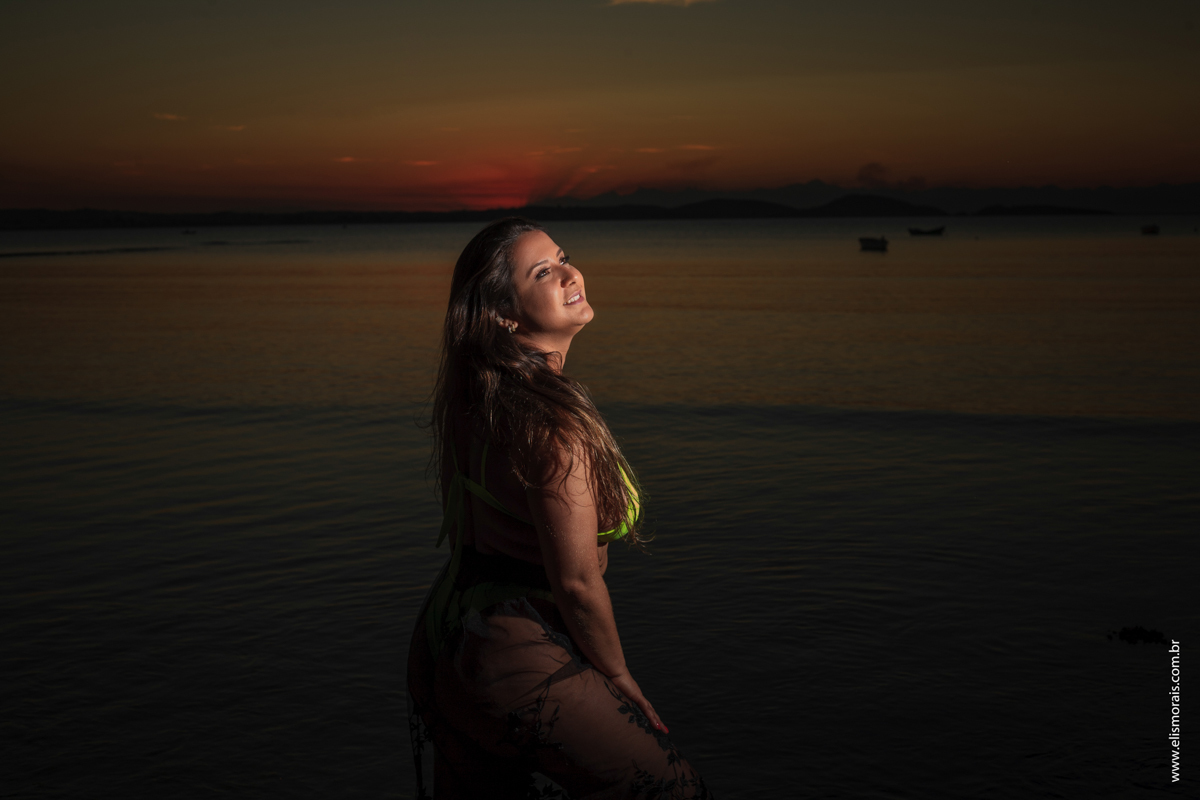 ensaio fotográfico feminino sensual em búzios no pôr do sol da praia de manguinhos