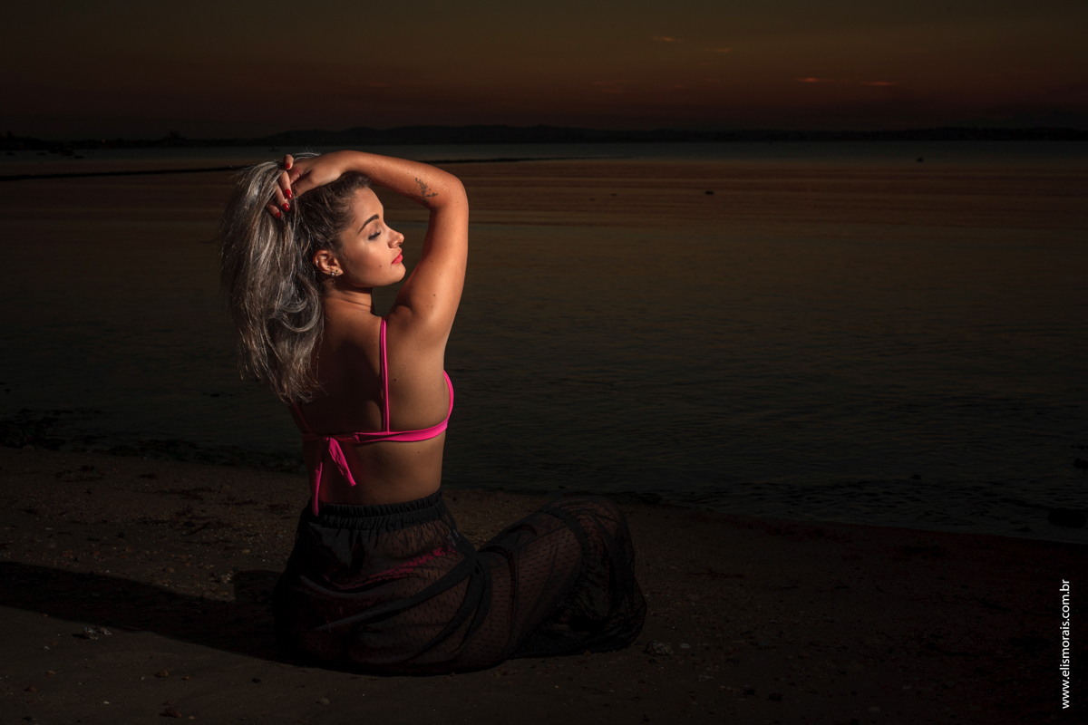 ensaio fotográfico feminino sensual em búzios no pôr do sol da praia de manguinhos