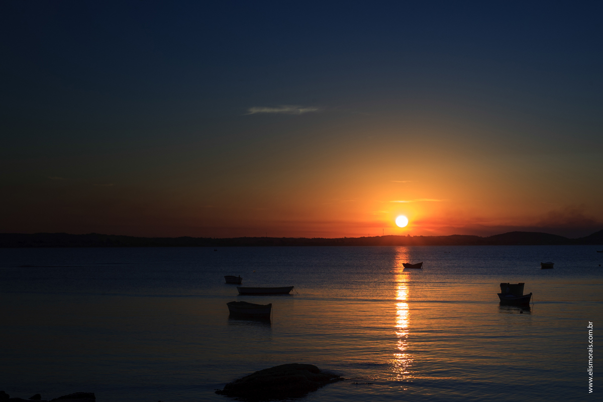 ensaio fotográfico em búzios no pôr do sol da praia de manguinhos