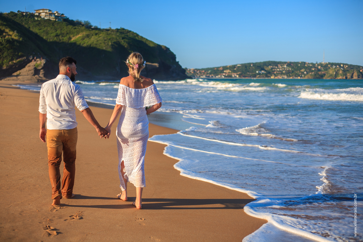 Foto dos Noivos em Elopement Wedding na praia de tucuns em búzios no rio de janeiro